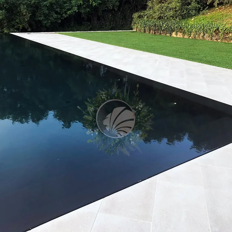 piscina negra elegante efecto espejo