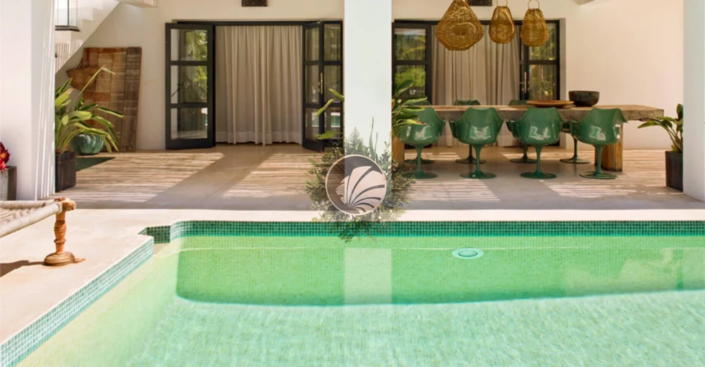 gresite amarillo y verde en piscina