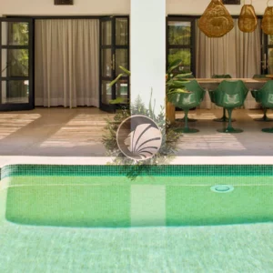 gresite amarillo y verde en piscina