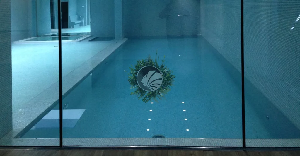 piscina interior gresite azul