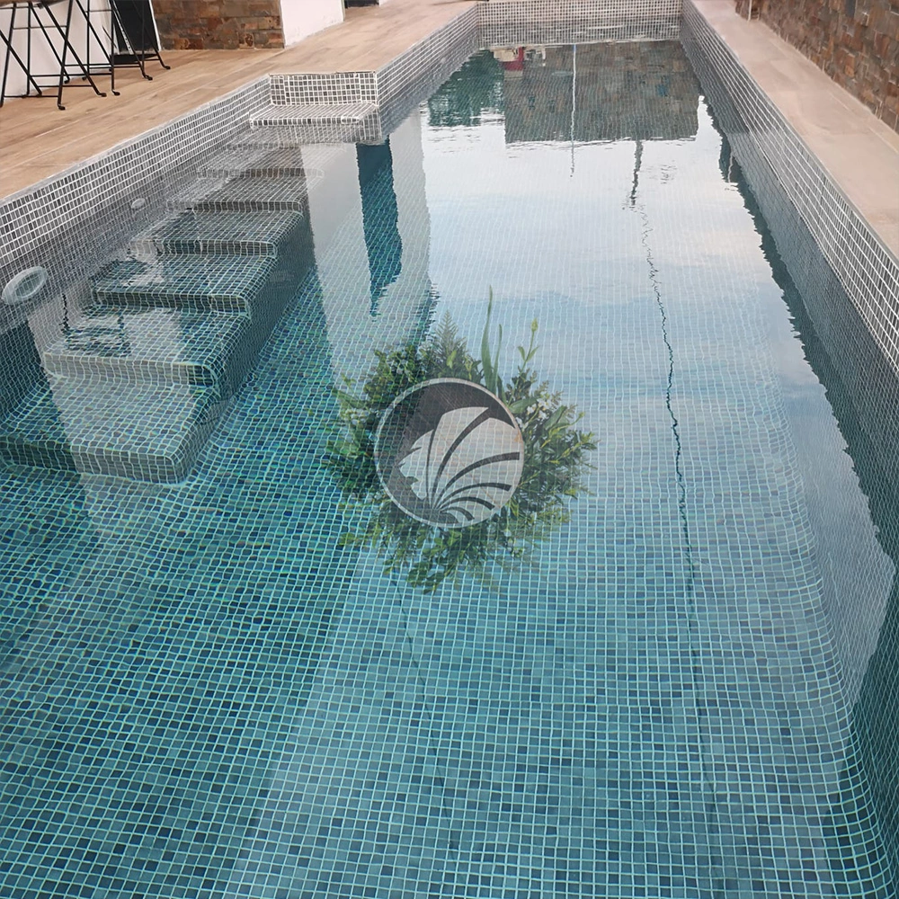 piscina gris con niebla gris 218