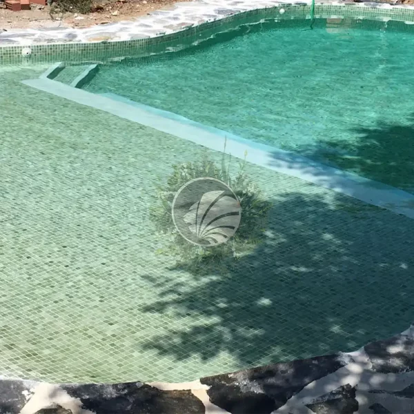 piscina con gresite verde niebla claro