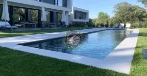 piscina de porcelánico color gris