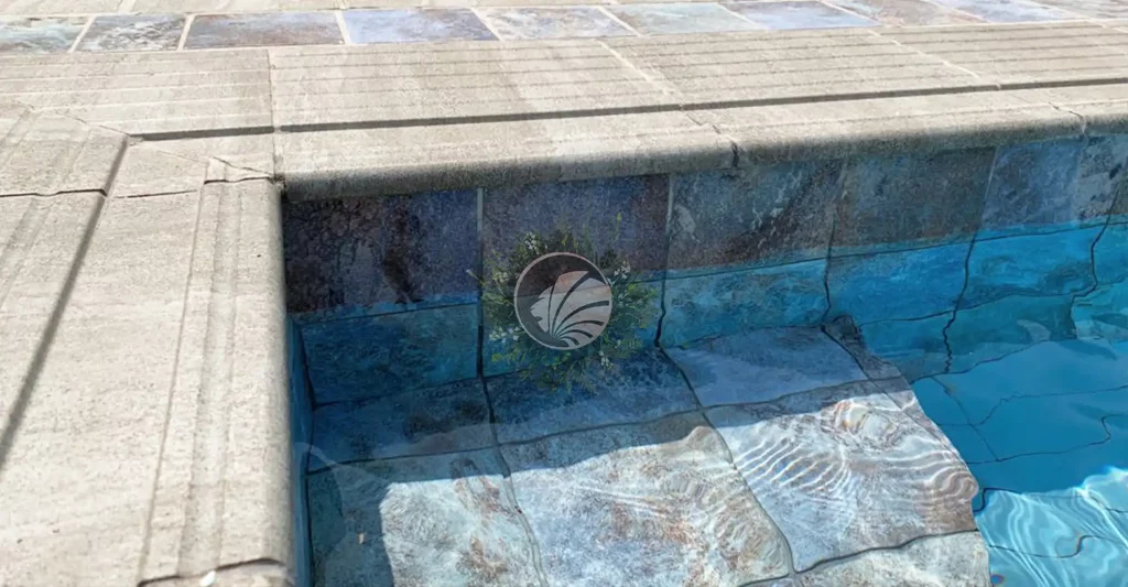 piscina porcelánico gris y azul