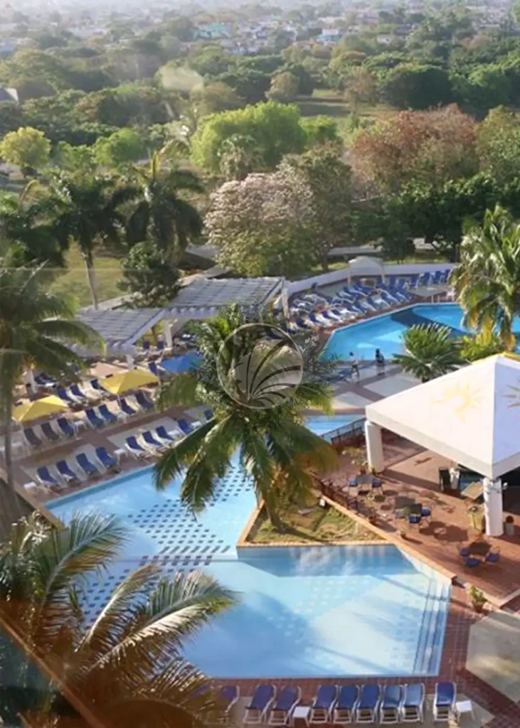 piscina hotel porcelánico blanco
