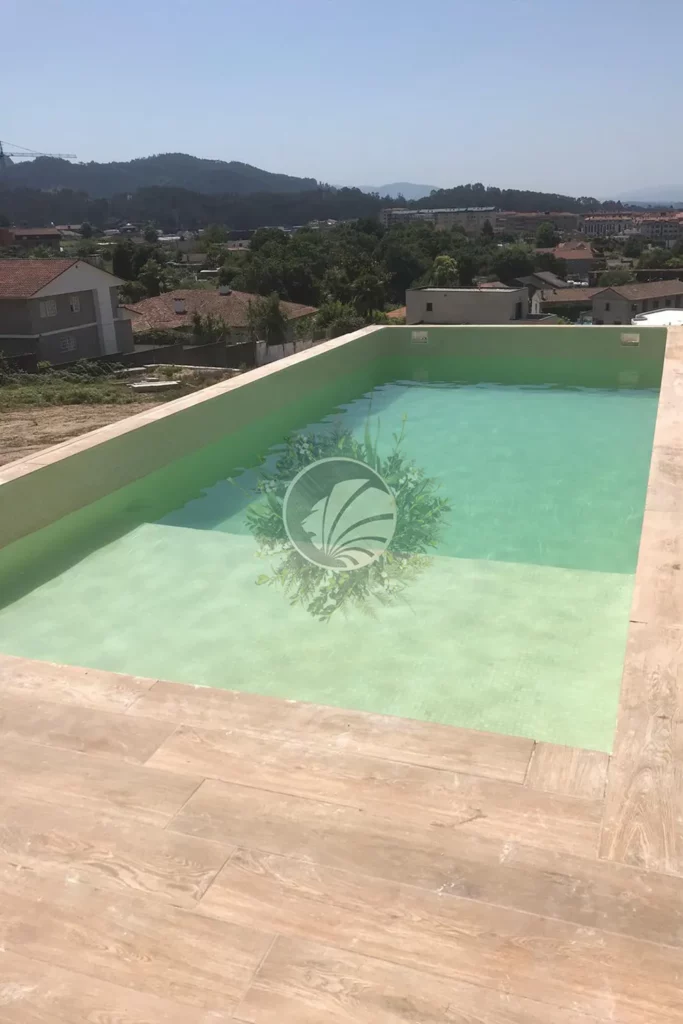 Piscina de casa de pueblo revestida con gresite marron claro