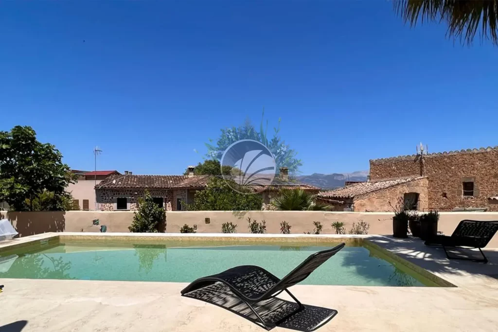 gresite marron colocado en el interior de una piscina