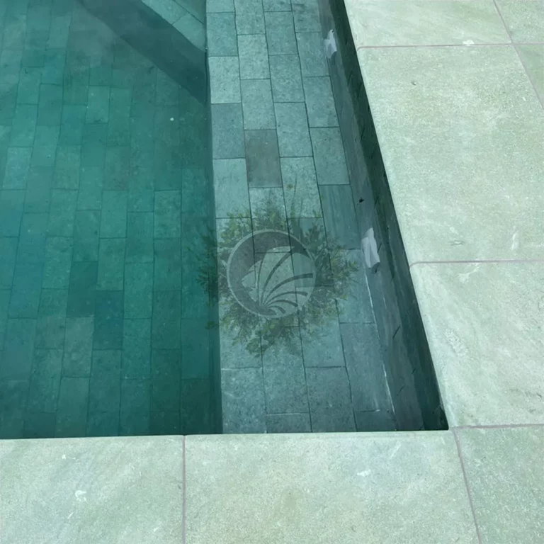 piedra natural borde piscina verde