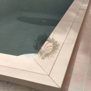 piedra coronacion piscina imitacion madera beige