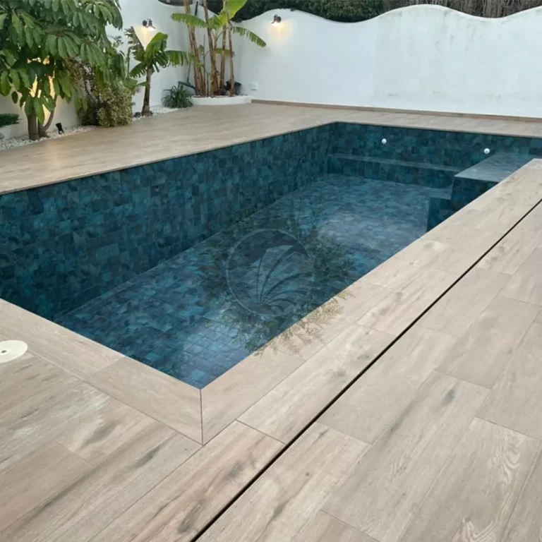 piscina borde madera imitación con porcelánico