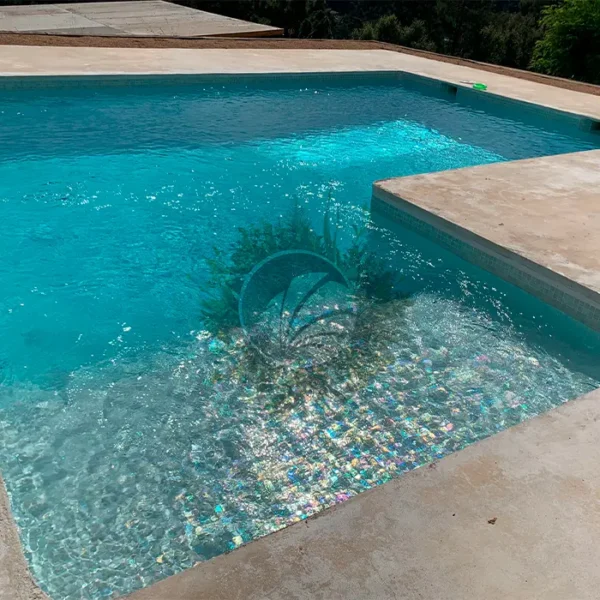 agua de piscina donde se ve reflejado el brillo del gresite nacarado